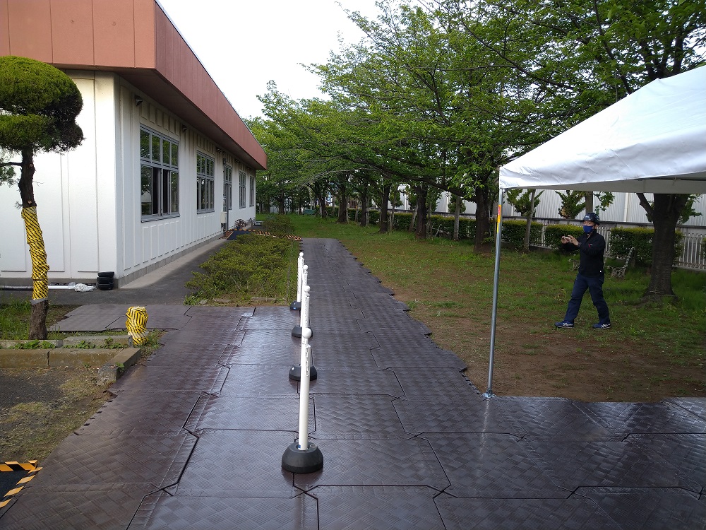 新型コロナワクチン集団接種会場 スロープ施工 段差補正 床材 ポールパーテーション チェーンパーテーション 受付テント